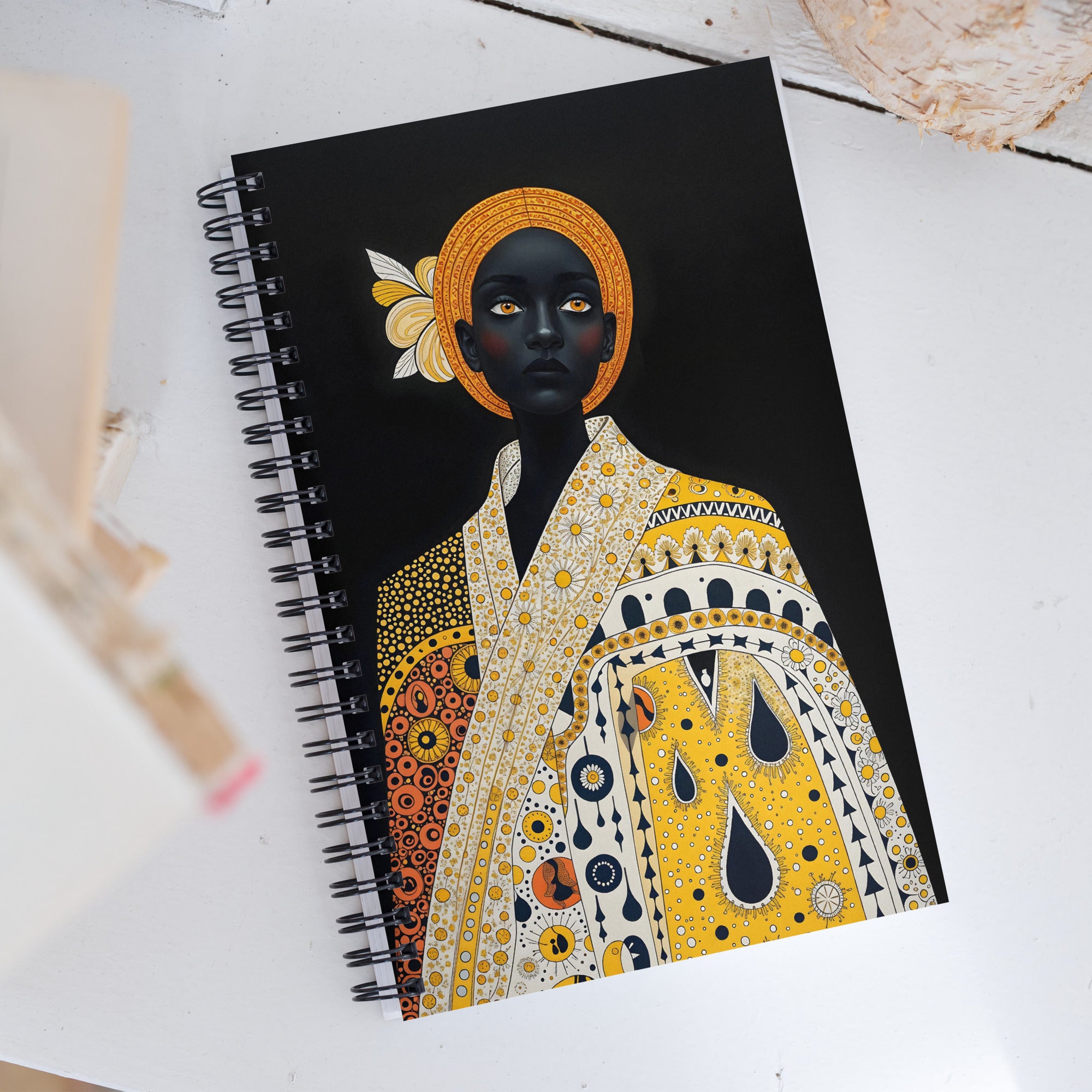 Carnet A5 Mzelle Design, couverture illustrée recto et verso, portrait de femme africaine sur fond noir motif ethnique tons jaune