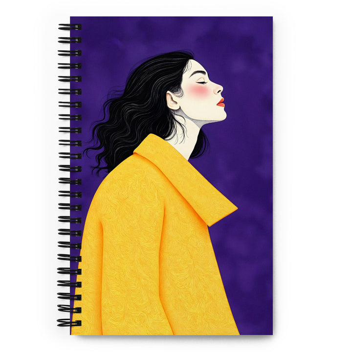 Carnet A5 MZelle Design, couverture illustrée recto et verso, portrait de femme brune avec un manteau, sur fond violet motif graphique jaune