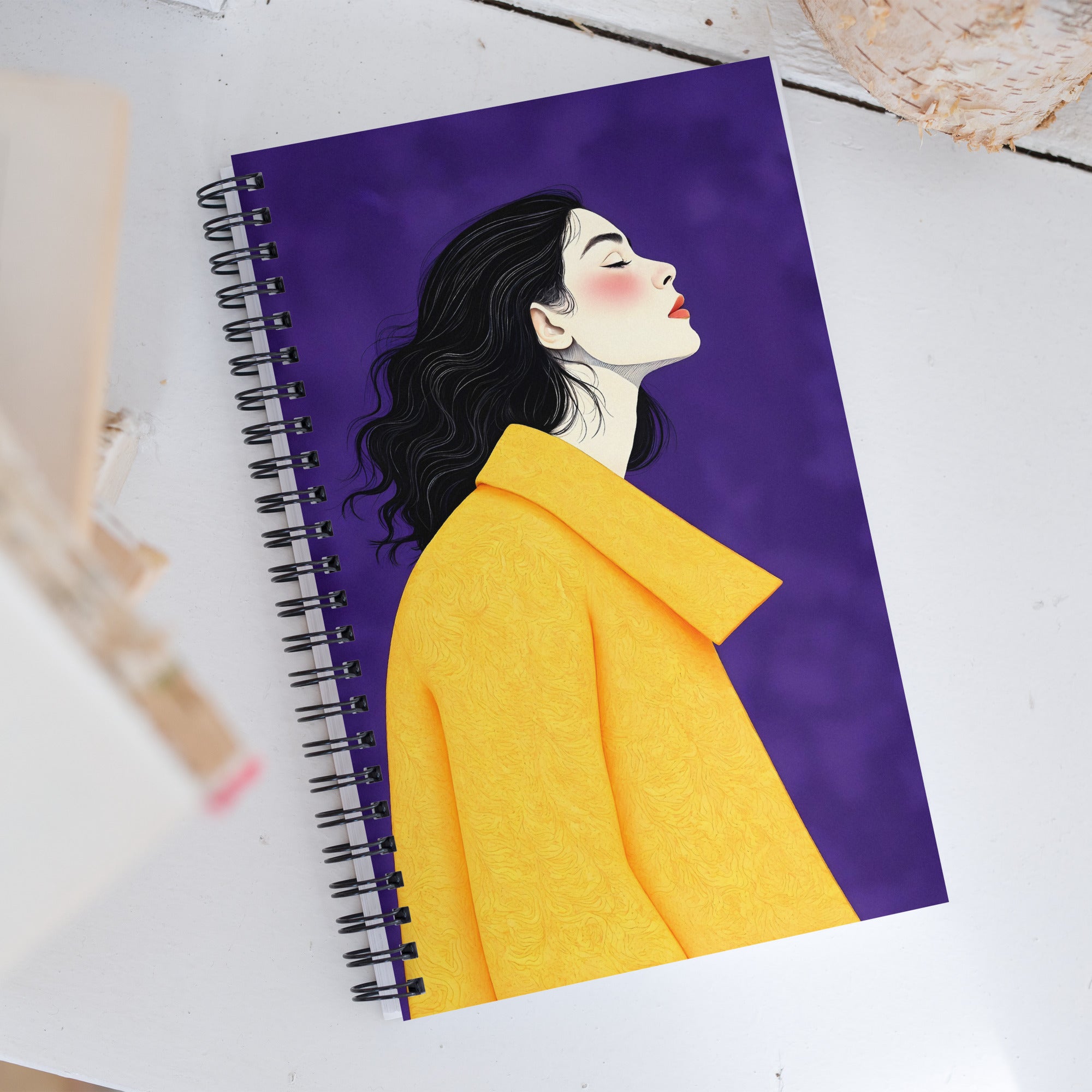 Carnet A5 MZelle Design, couverture illustrée recto et verso, portrait de femme brune avec un manteau, sur fond violet motif graphique jaune