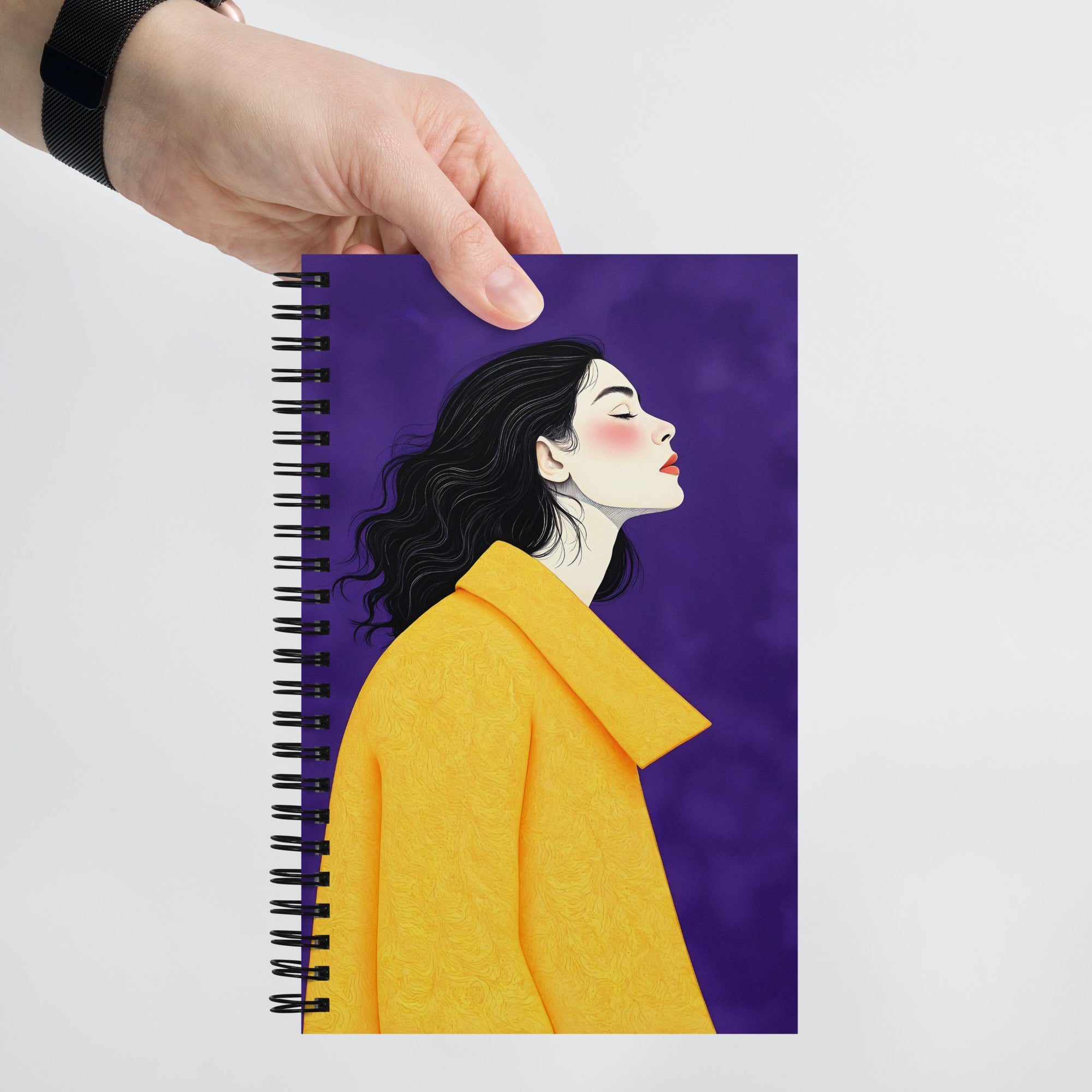 Carnet A5 MZelle Design, couverture illustrée recto et verso, portrait de femme brune avec un manteau, sur fond violet motif graphique jaune