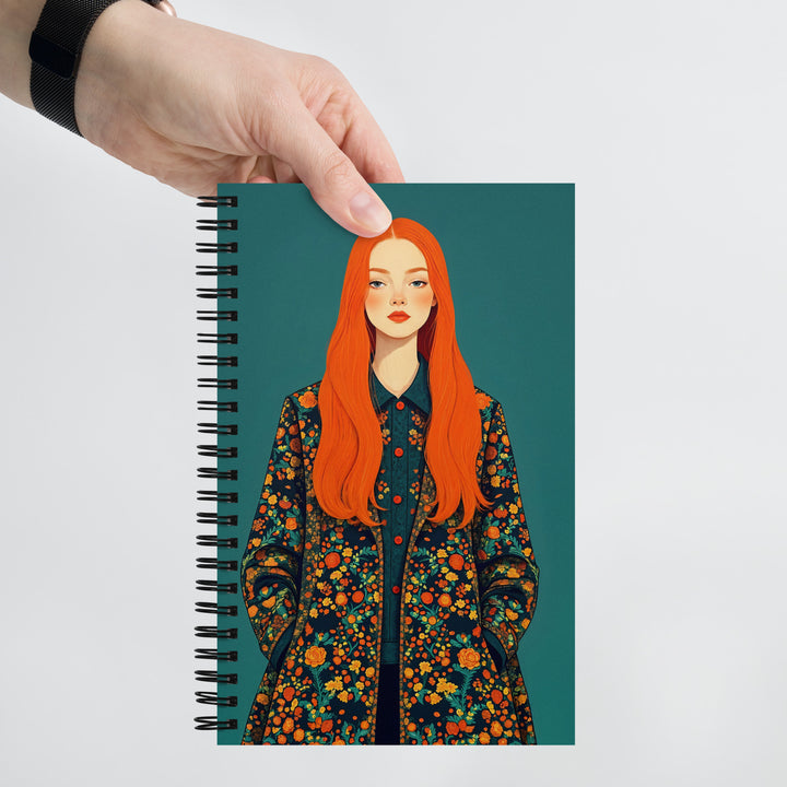 Carnet A5 MZelle Design, couverture illustrée recto et verso, portrait de femme rousse avec un manteau fleuri, sur fond turquoise foncé 