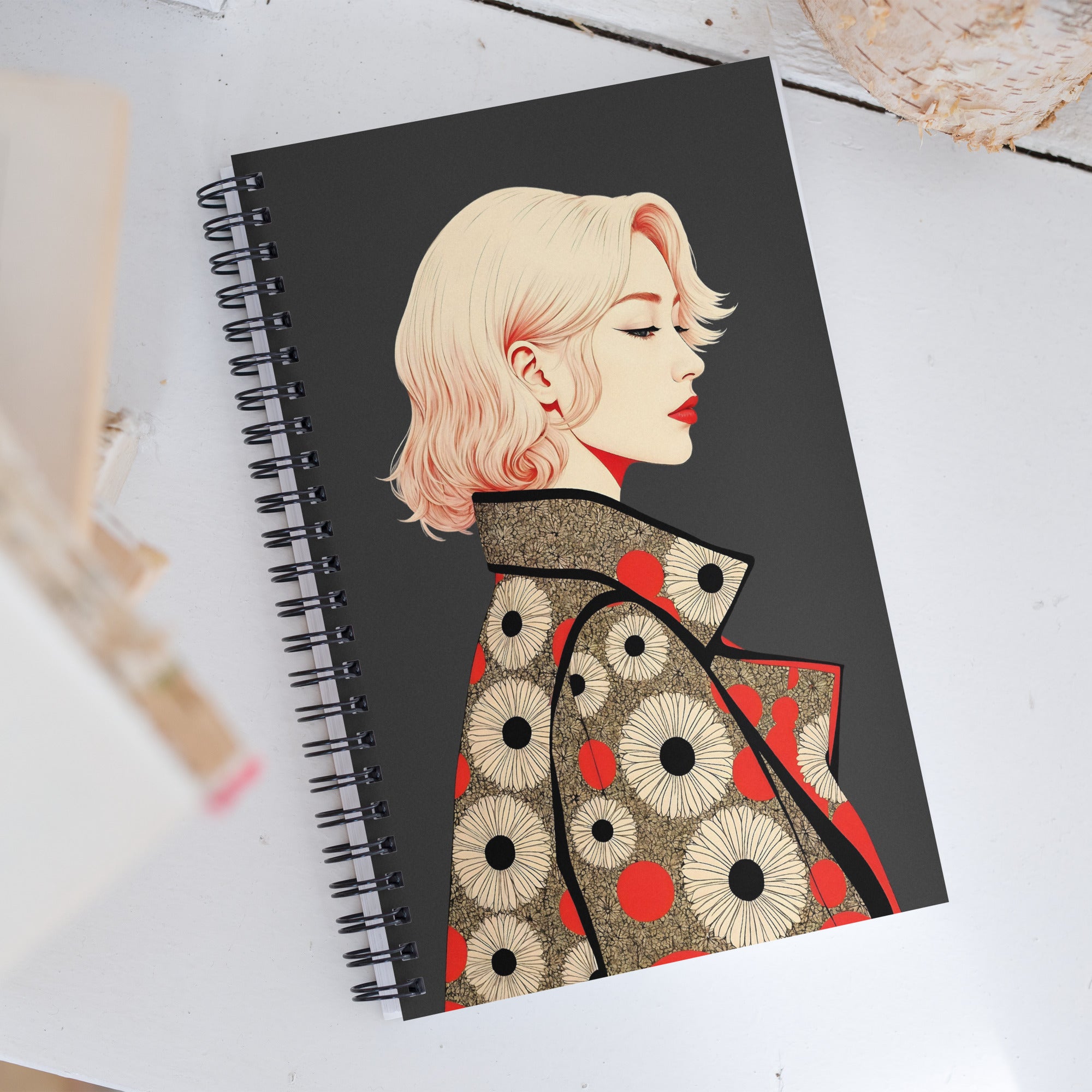 Carnet A5 MZelle Design, couverture illustrée recto et verso, portrait de femme blonde avec un manteau graphique sur fond gris 
