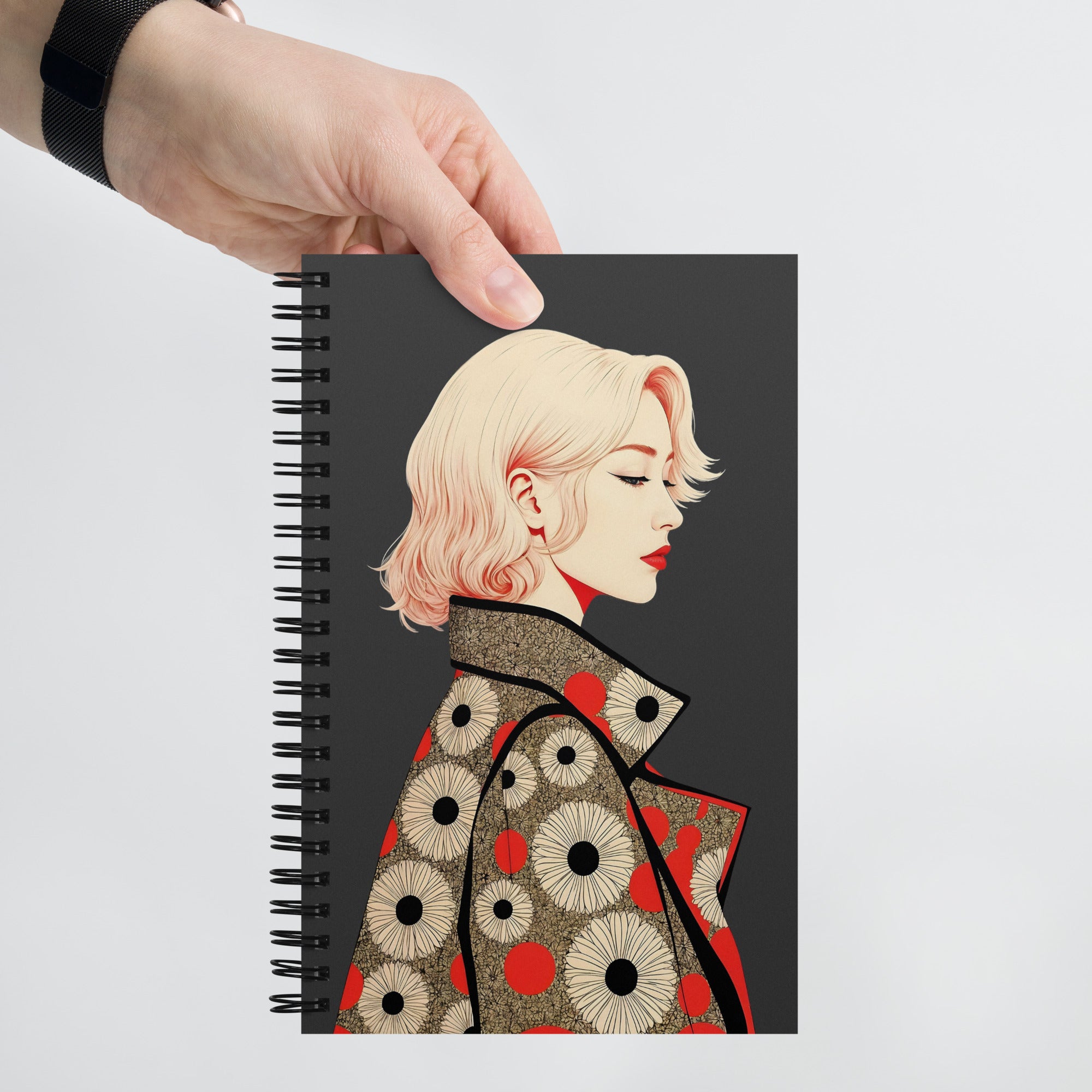 Carnet A5 MZelle Design, couverture illustrée recto et verso, portrait de femme blonde avec un manteau graphique sur fond gris 