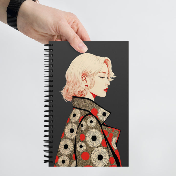 Carnet A5 MZelle Design, couverture illustrée recto et verso, portrait de femme blonde avec un manteau graphique sur fond gris 