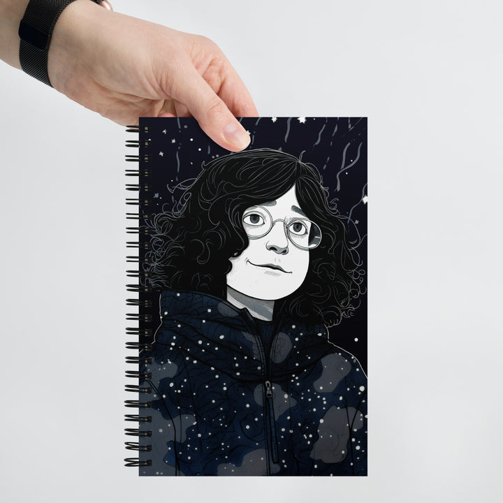 Carnet à spirale A5 illustration de West Kast, personnage à lunettes sous la neige, beau graphisme moderne, fond noir et gris
