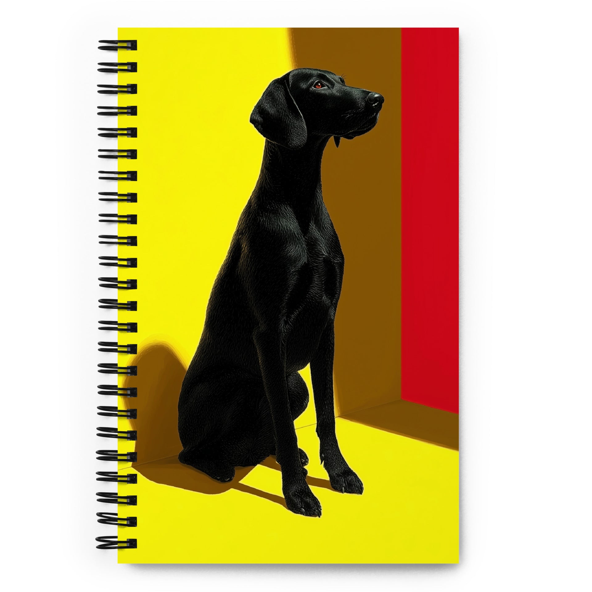 Carnet A5 Illustré par West Kast, met en scène  un grand chien noir attentif et un chat espiègle à l'affût dans des tons jaune vif et rouge