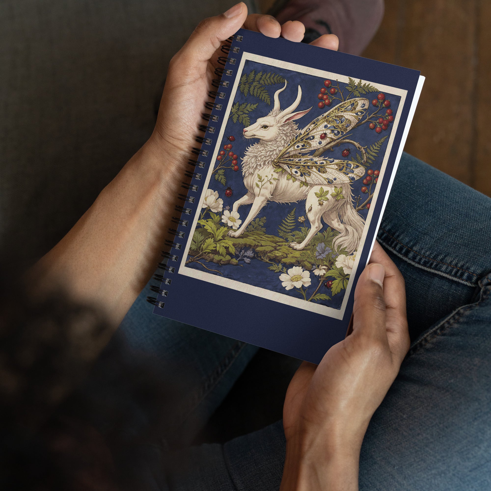 Carnet format A5 couverture illustrée haut de gamme Mzelle Design, motif original chimère animal fabuleux style naturaliste, effet aquarelle, fleurs et coccinelles.