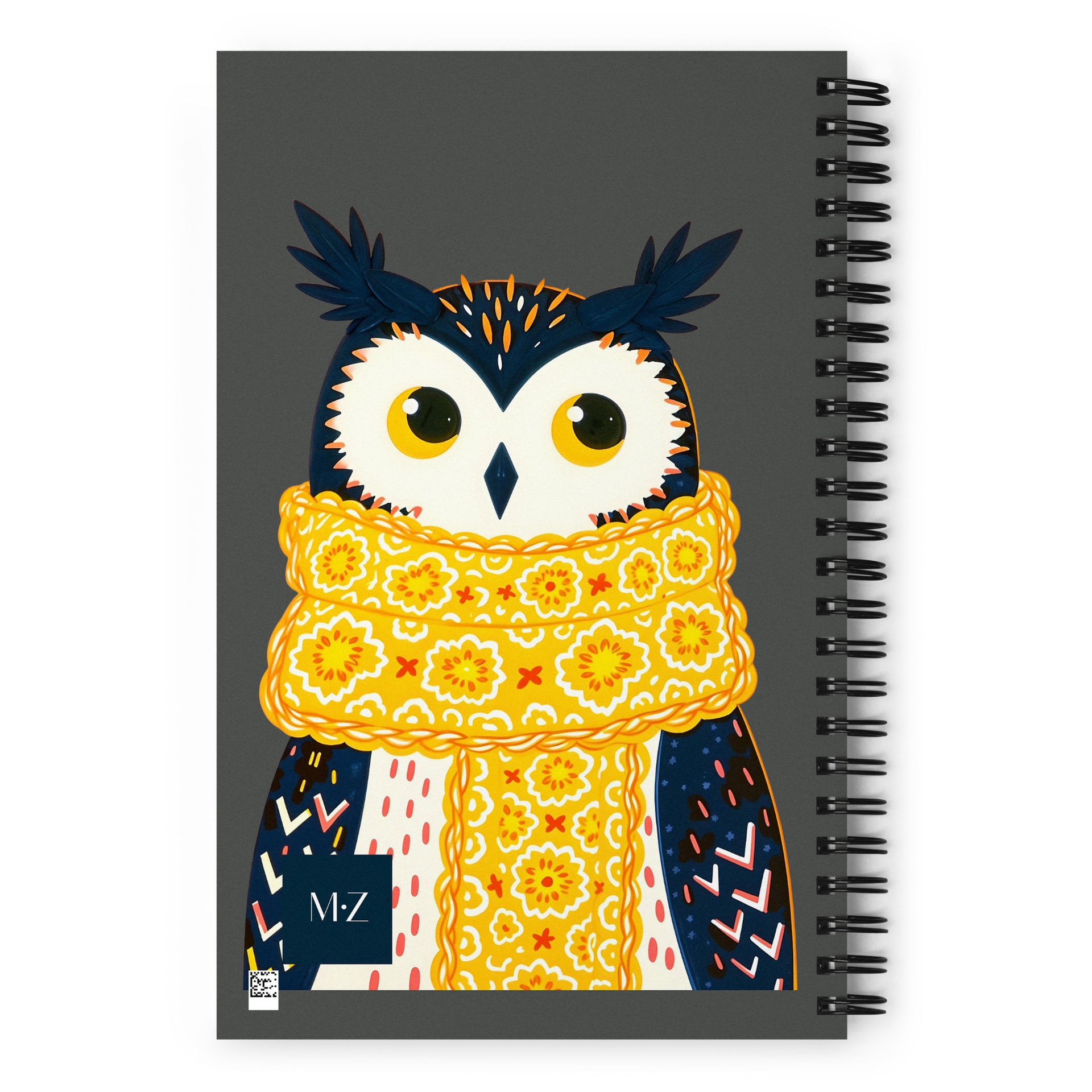 Carnet à spirale A5 MZelle Design Motif illustré moderne de hibou mignon avec une écharpe jaune, recto et verso sur un fond uni gris
