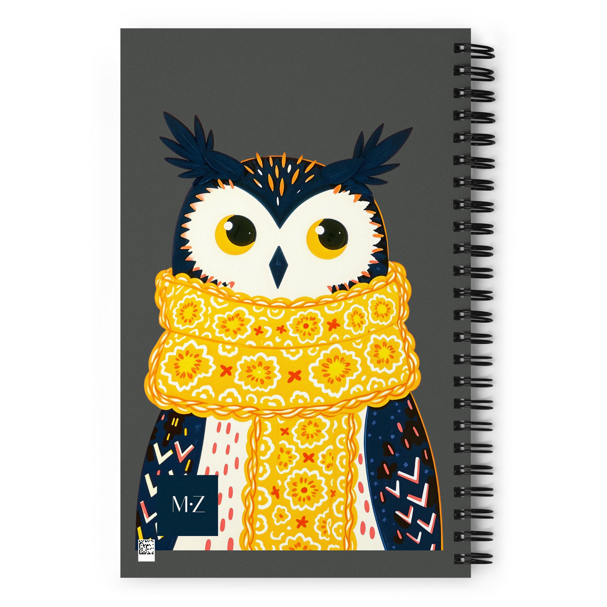 Carnet à spirale A5 MZelle Design Motif illustré moderne de hibou mignon avec une écharpe jaune, recto et verso sur un fond uni gris
