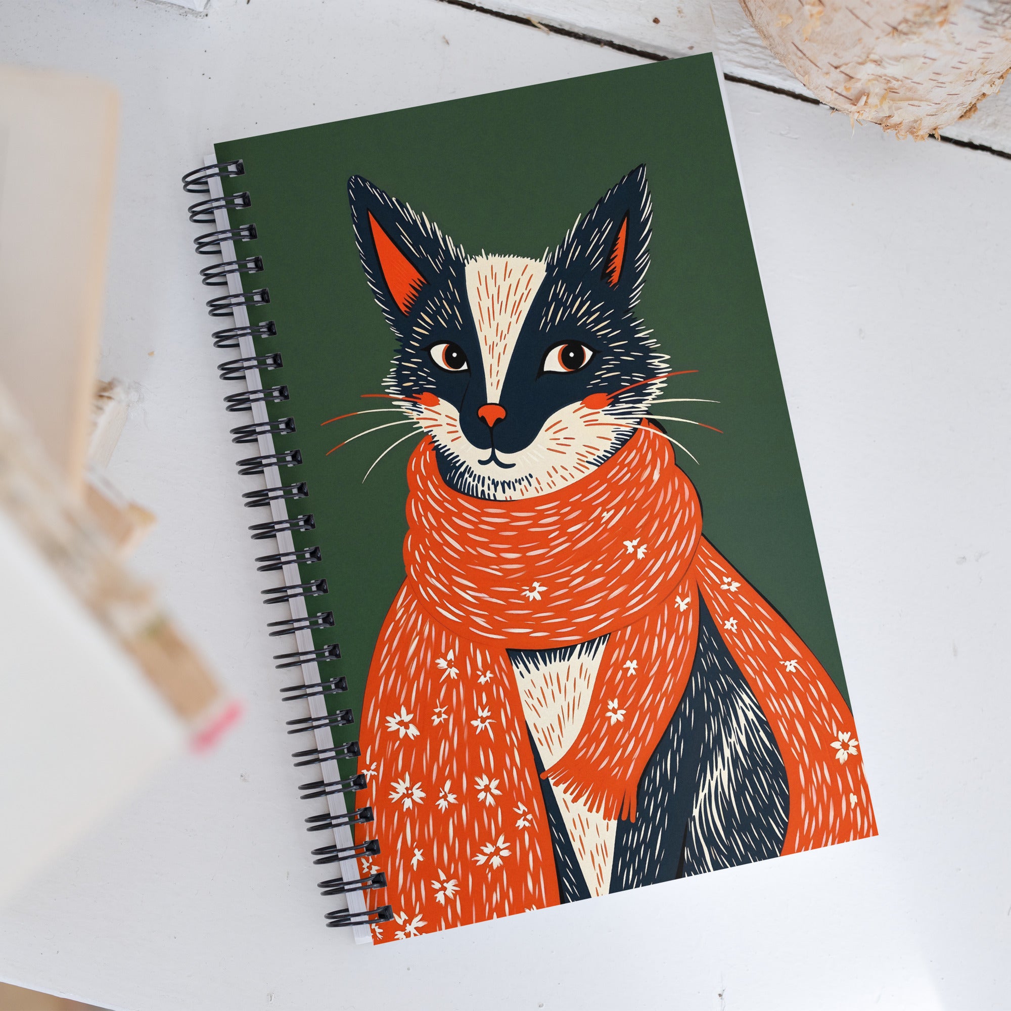 Carnet à spirale A5 MZelle Design Motif illustré moderne, renard avec une écharppe rouge, recto et verso sur un fond uni vert