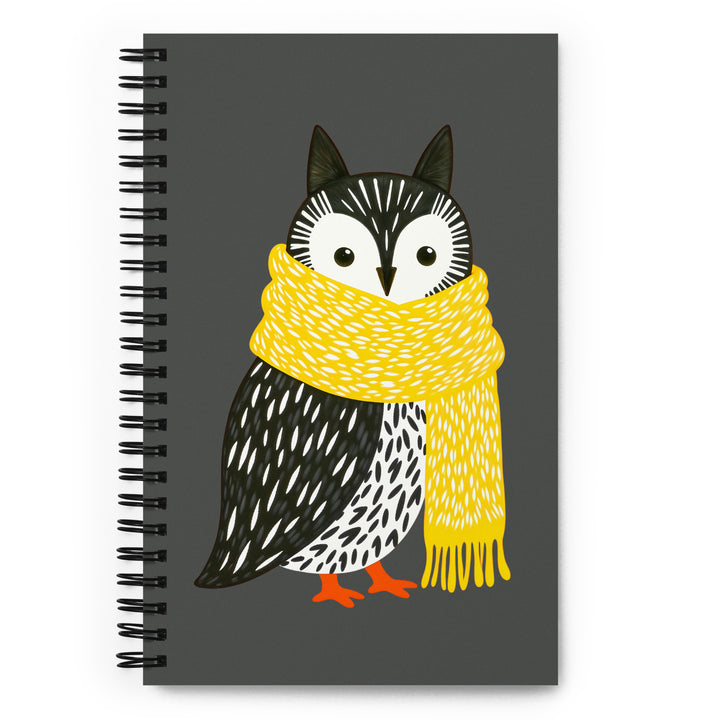 Carnet à spirale A5 MZelle Design Motif illustré moderne de hibou mignon avec une écharpe jaune, recto et verso sur un fond uni gris
