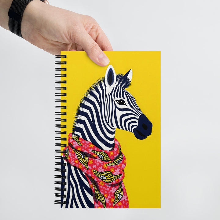 Carnet à spirale A5 MZelle Design couverture illustrée moderne, des zèbres graphiques avec une écharpe, recto et verso sur un fond uni jaune vif
