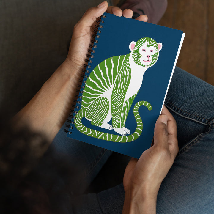 Carnet à spirale A5 MZelle Design couverture illustrée moderne, des singes rayés graphiques  recto et verso sur un fond uni bleu ou vert.