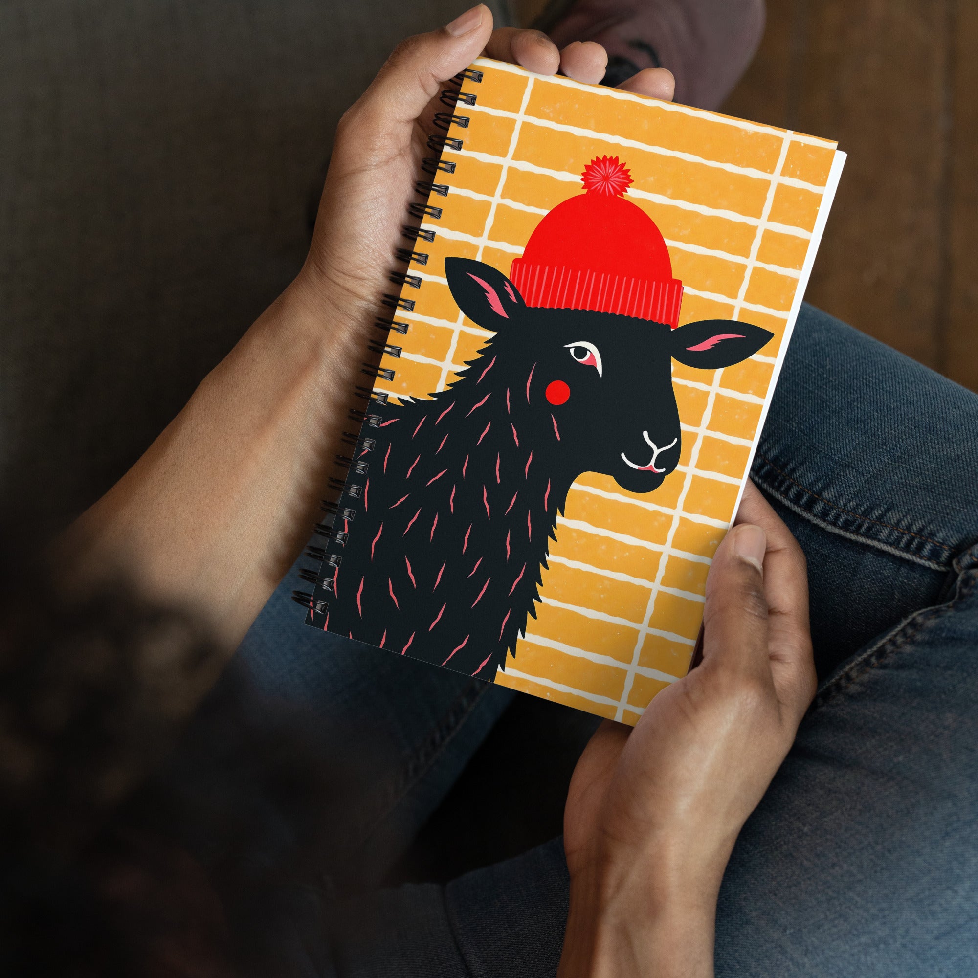 Carnet à spirale A5 MZelle Design couverture illustrée moderne, moutons graphiques avec un bonnet rouge, recto et verso sur un fond jaune.
